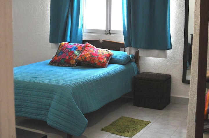 Zimmer 1: 1 Ehebett, 2 Einzelbetten