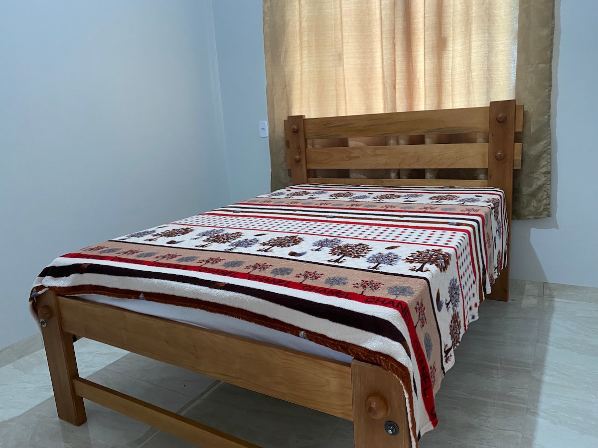 Апартман 1
Со 1 брачен кревет (широк 180 - 200 см)
1 дрвена закачалка за облека 
1 вентилатор 