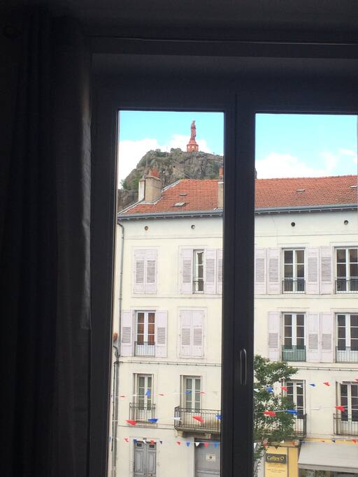 Vue par la fenêtre sur la Vierge Marie