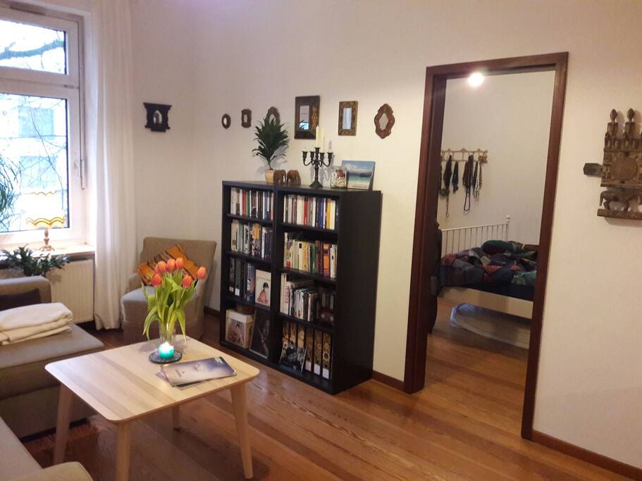 Das Wohnzimmer ist ein Durchgangszimmer zum Schlafzimmer