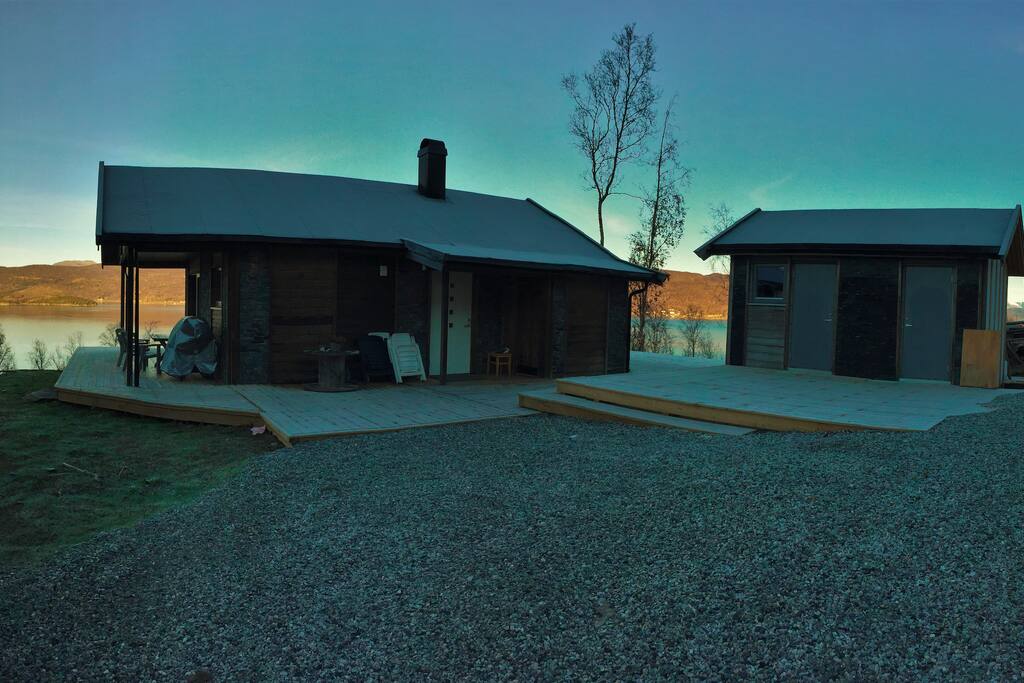 The terrace connects the cabin and the guest house