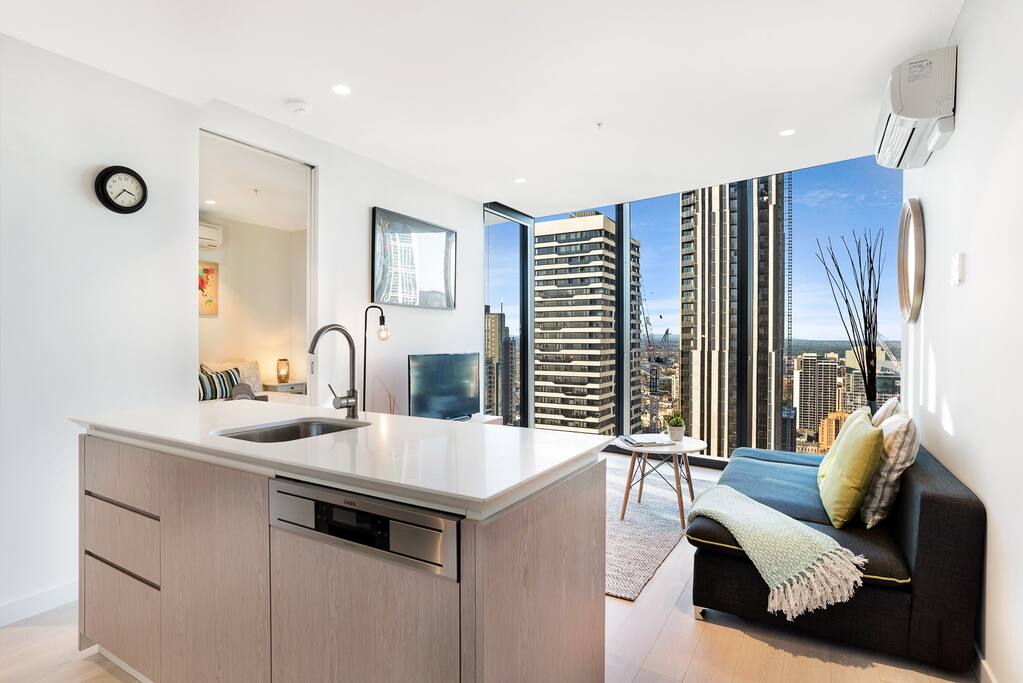 Full 2 bedroom apartment with Stunning View!