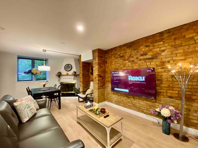 Cute and Warm 2-Bedroom Suite with Parking