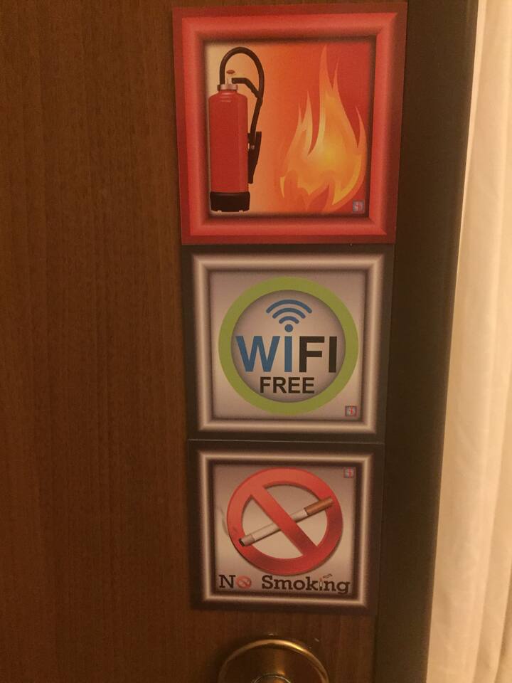 Δεν καπνίζουμε και δεν ανάβουμε κεράκια στο διαμέρισμα! 
Ο πυροσβεστήρας βρίσκεται αναρτημένος δίπλα στον ηλεκτρικό φούρνο (οδηγίες χρήσης επάνω στη φιάλη).
Το ιντερνετ παει σφαίρα, ξεκίνα το surfing αμέσως!