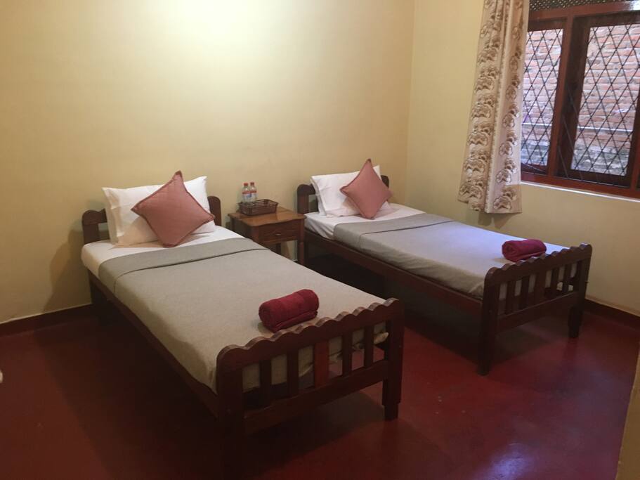 TWIN ROOM