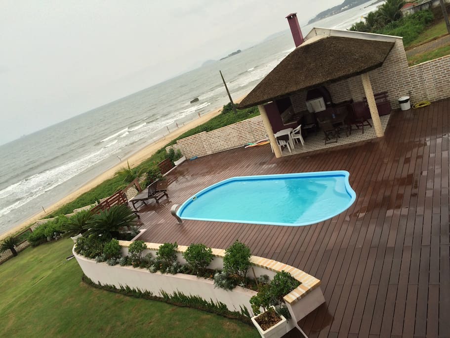 Quiosque/churrasqueira/cozinha/externa
ao lado da piscina