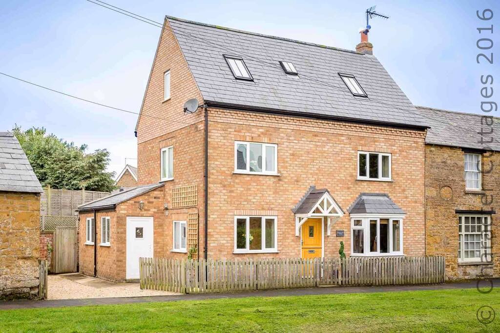 Honeysuckle Cottage, in beautiful Middle Tysoe