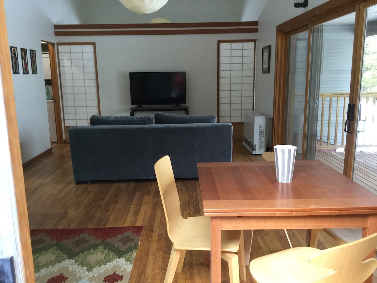 客厅设有关闭卧室门，可从门廊的屏蔽处欣赏用餐区景观。