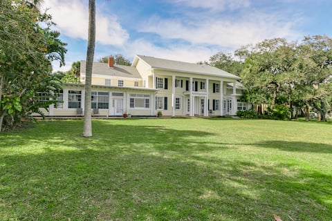 Waterfront Mansion EGAD 11bd/10ba Kayaks Sleep 32