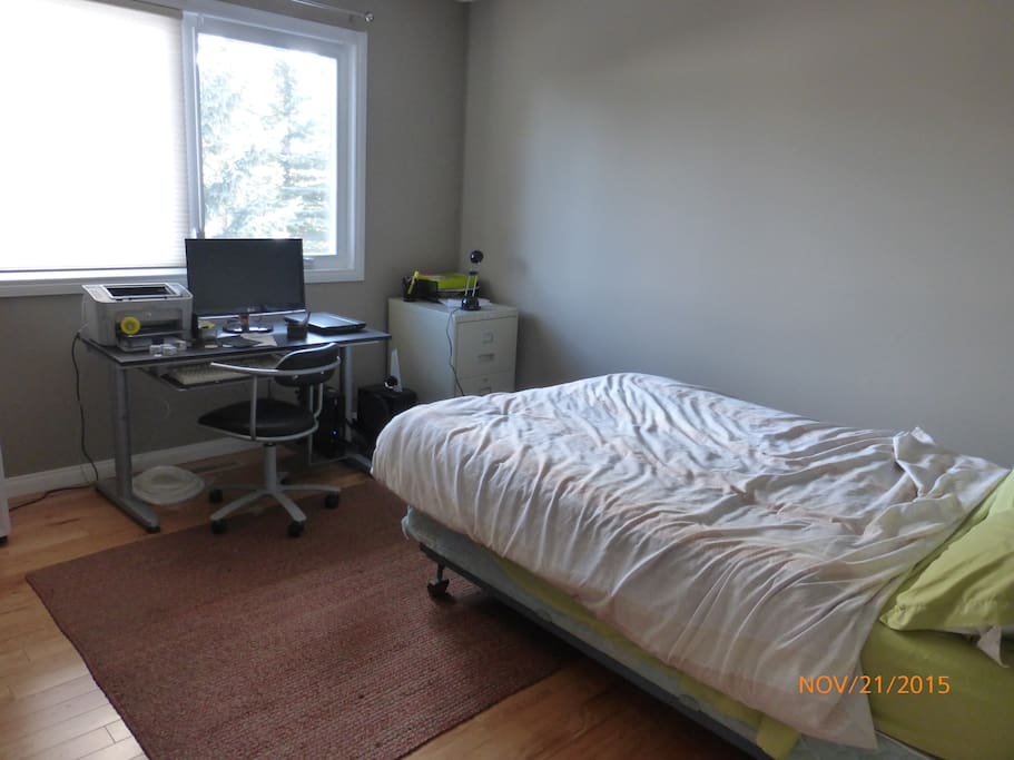 South Facing 2nd Spare Bedroom - Double Bed - lots of light