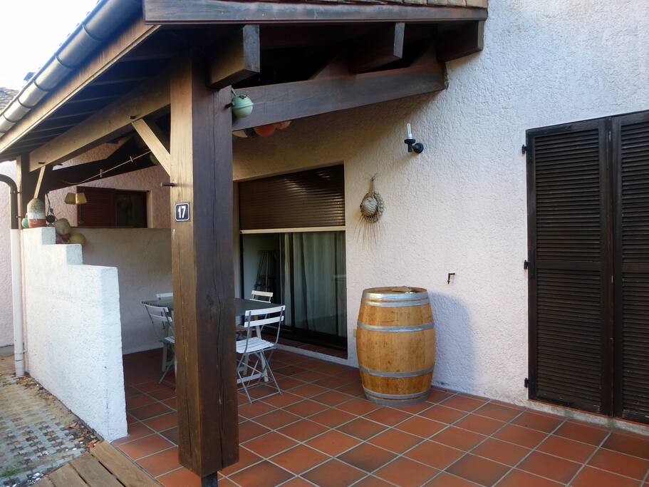terrasse mi couverte avec table pour manger