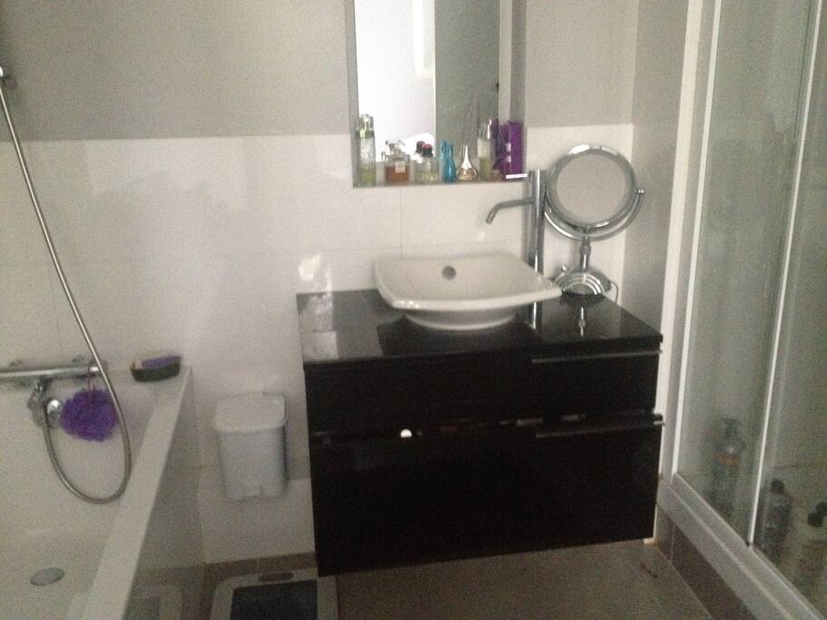 Salle de bain (baignoire+douche) dans la suite parentale