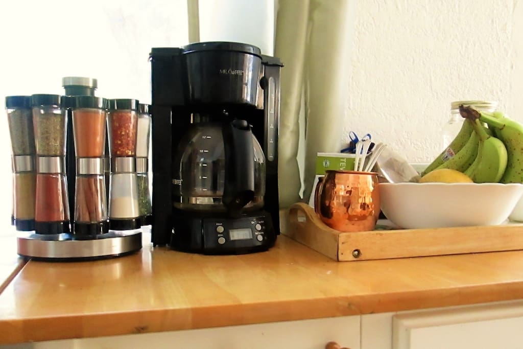24/7 coffee, snack & tea station