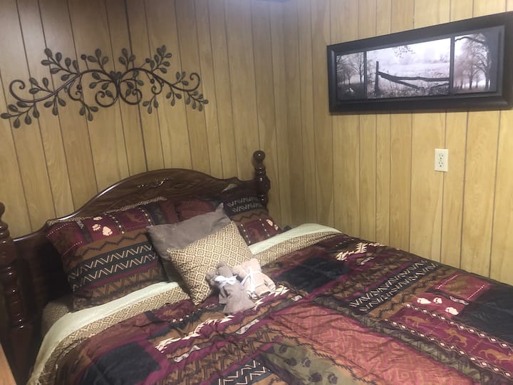 Krevat dopio "queen" me dollap. Kondicioner portativ gjatë verës