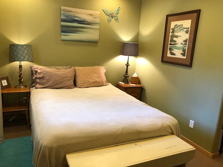 سرير بحجم كوين مزود بجميع البياضات والوسائد والبطانيات. كما يتضمن ستائر معتِّمة على النافذة إذا كنت ترغب في النوم قليلاً أو أخذ قيلولة بعد الظهر. 