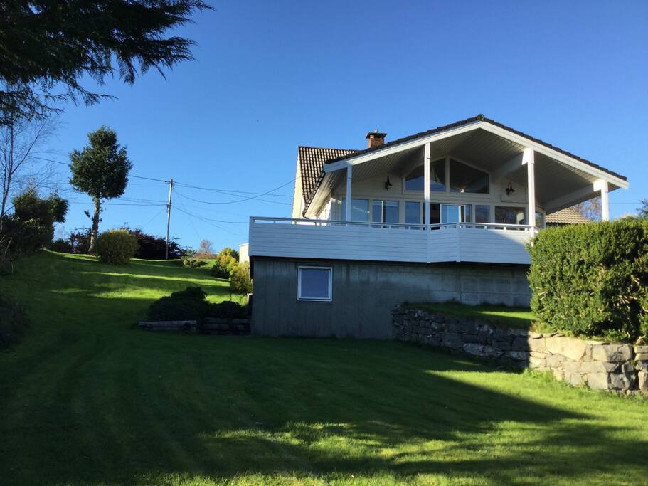 Stor og romslig terrasse. Kjellervindu.