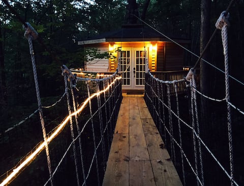 Holly Rock: Cozy Escape in the Treetops w/Hot Tub!