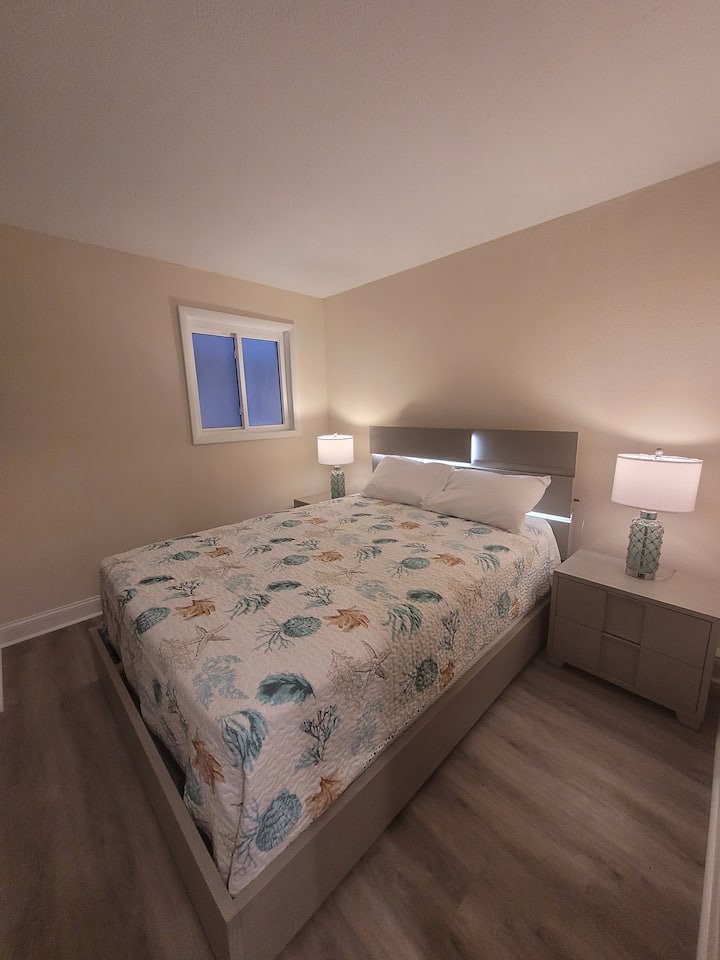 Queen bed, touch lights in headboard with usb ports, touch lamps with usb ports, smart tv in bedroom. All linens provided. 