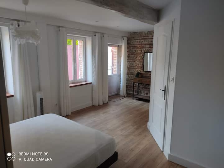 غرفة نوم 1، بحمام ومرحاض
عليك المرور عبر هذه الغرفة للوصول إلى المسكن
1 سرير بحجم كوين 