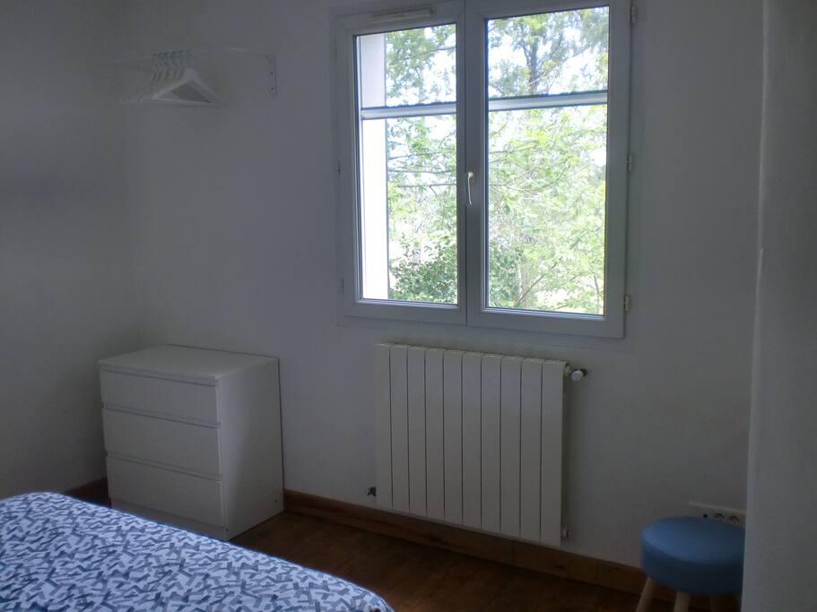 Commode et penderie disponibles.