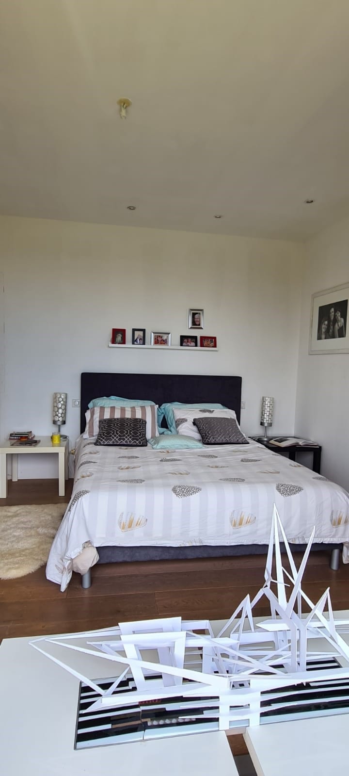 Chambre n°1 avec un lit double, et une vue mer et salle de bain attenante