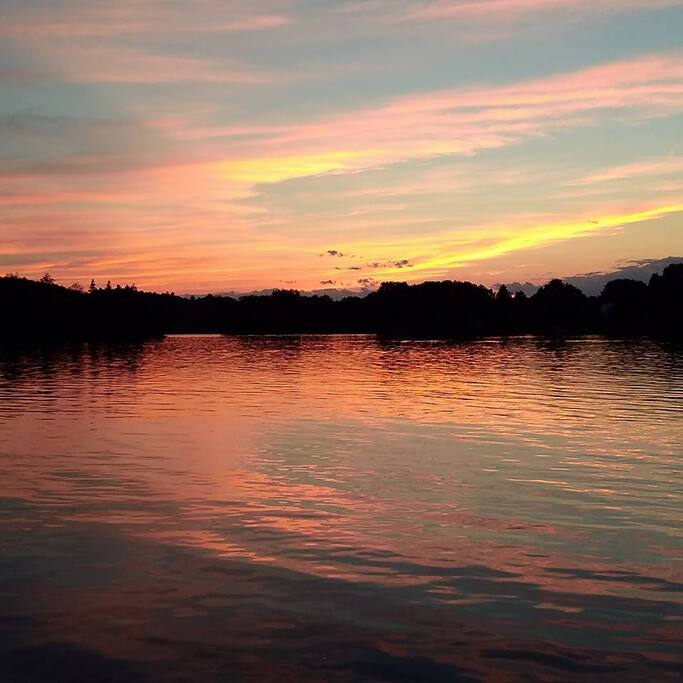 Coucher du soleil sur le lac.