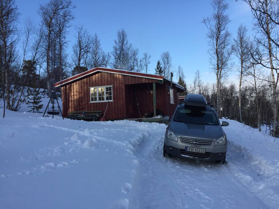Veg er brøytet helt til hytta på vinteren