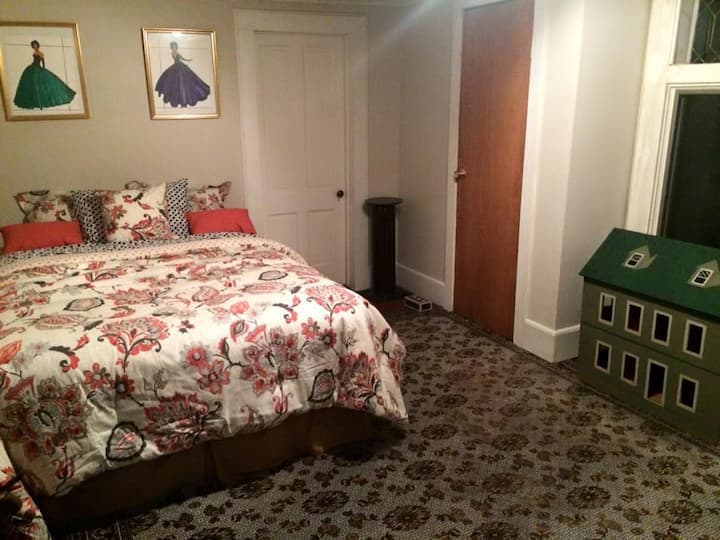 Dollhouse Room - 2nd floor (Queen size firm bed)