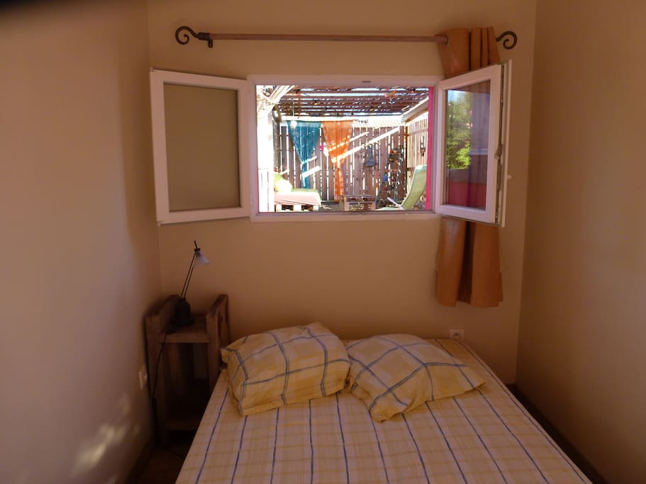 La chambre qui donne sur la terrasse d'été