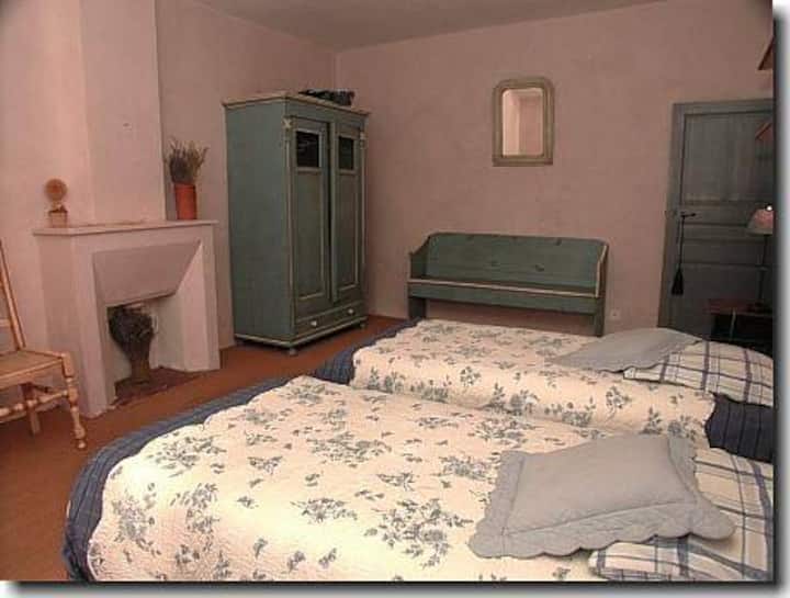Chambre bleue avec lits jumeaux