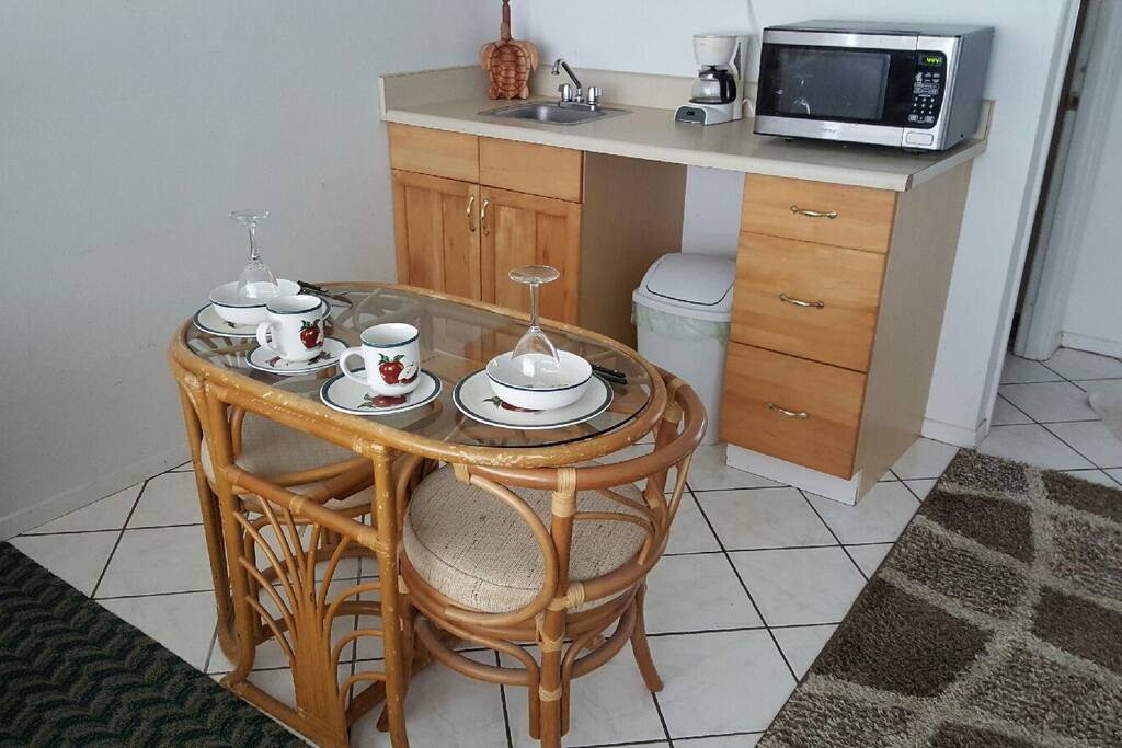 Kitchenette w/full size refrigerator
