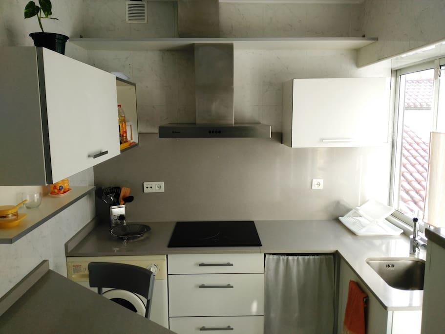 Cocina completa y luminosa