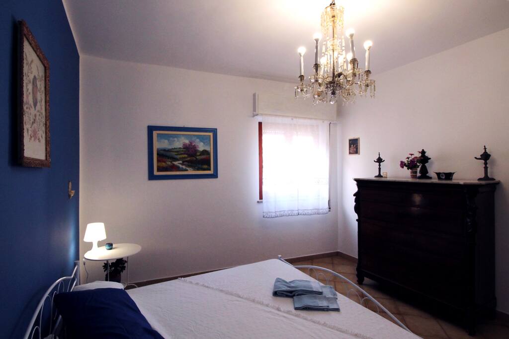camera da letto matrimoniale con letto king size