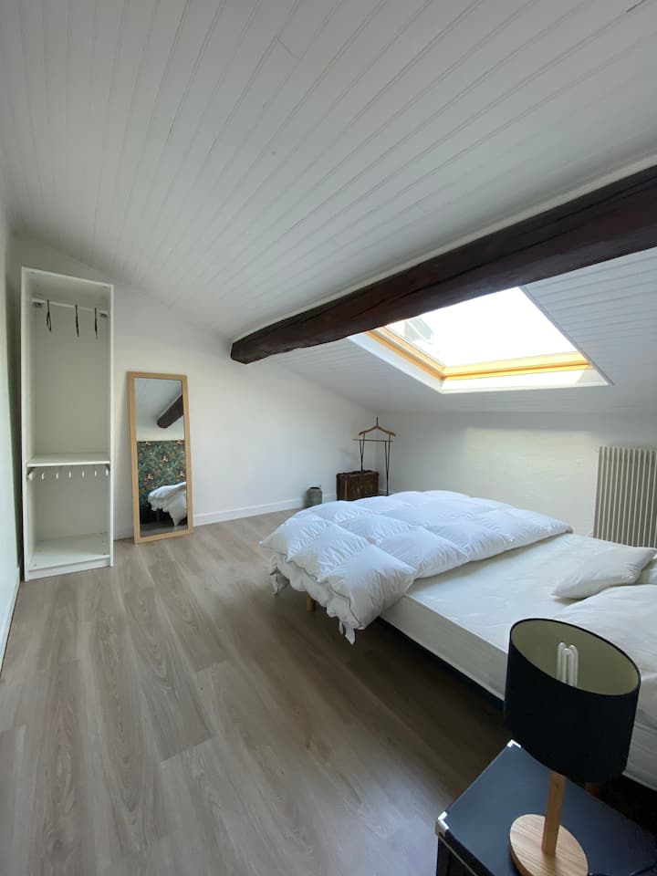 غرفة نوم منحدرة مع عوارض مكشوفة 