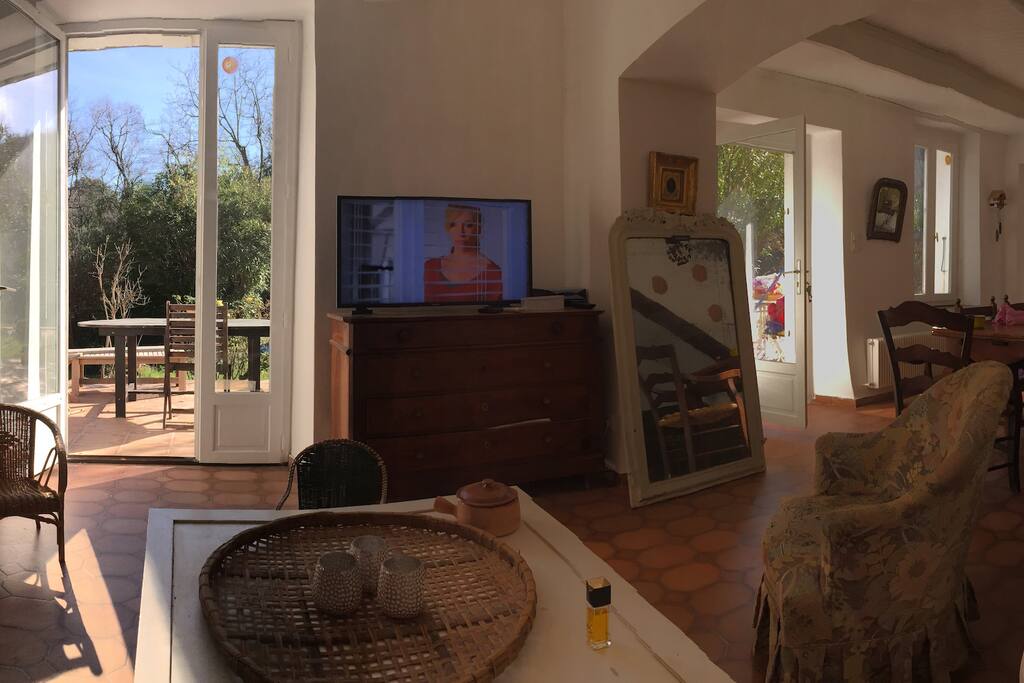 Salon télé et salle à manger