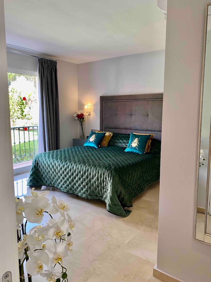 Chumba 1 cha kulala na kitanda kikubwa cha mfalme, chumba cha kifahari, ukuta uliowekwa kwenye TV na salama