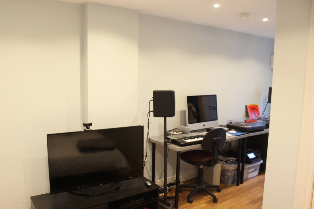 TV, BluRay player and iMac computer for guest use