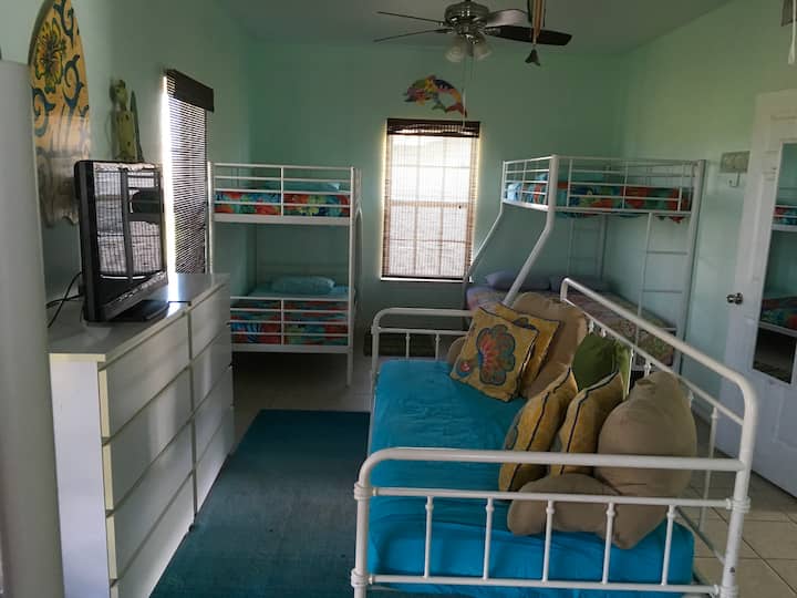 TV via cavo in ogni camera da letto, compresa la camera a castello che dispone di 2 matrimoniali e 7 letti singoli