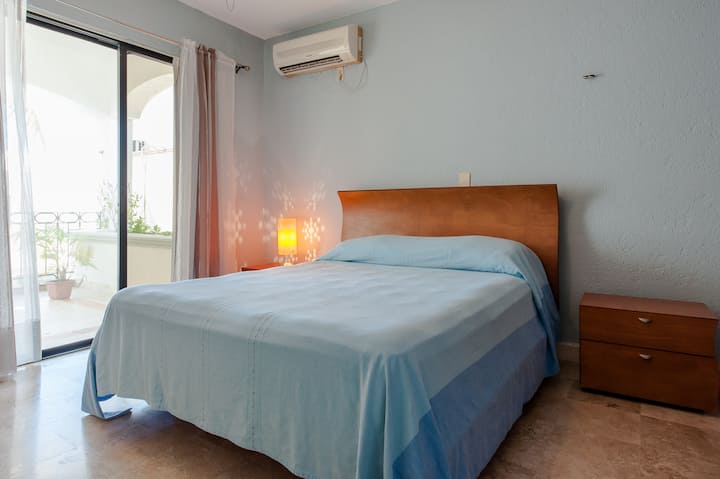 Chambre #2 donnant sur la piscine, située au deuxième étage avec terrasse. 