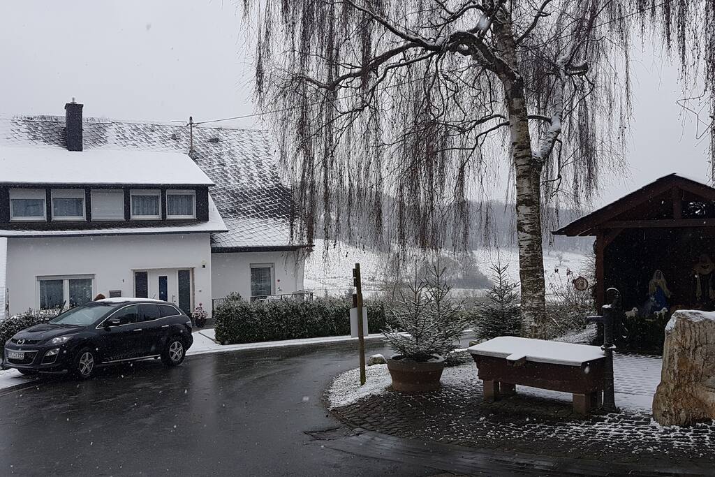 Blick von der Straße im Winter