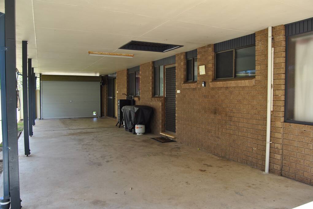 Lock-up car port
