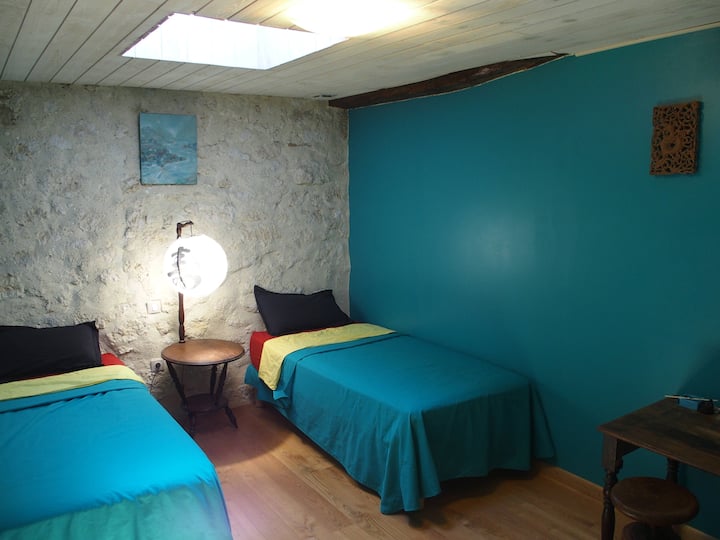 „Tyrkysová“ izba s 2 samostatnými lôžkami, stolom, veľkým úložným priestorom a osvetlením pri Vélux/strešnom okne (musí byť zatvorená pred dažďom)