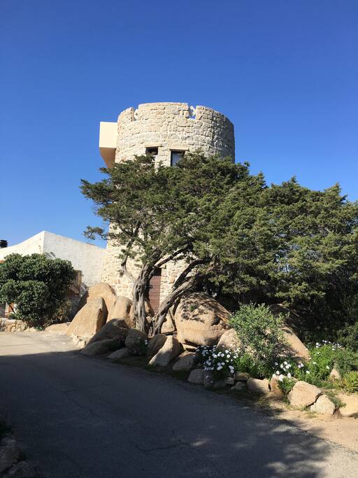 The "Tower of Love" in the woods and rocks".
Der "Turm der Liebe" inmitten der grünen Natur und Felsen.