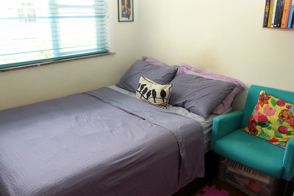 Cama de casal no mesmo ambiente do berço.