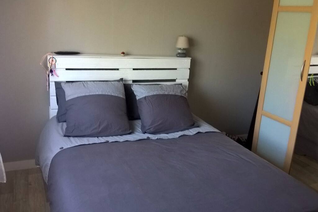 Chambre 14 m² au calme, vue sur jardin et champs. Volets roulants manuels