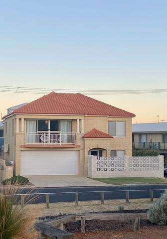 Bunbury beachfront townhouse, 500m to the CBD. gallery image 3