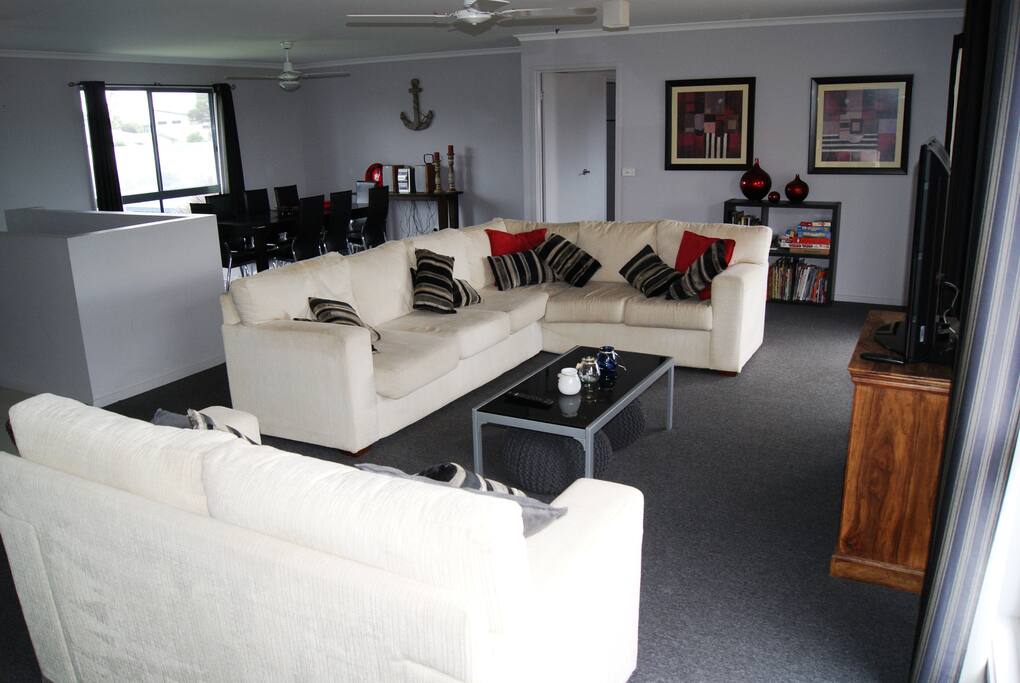 Very spacious lounge
