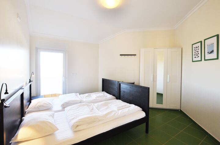 ห้องสีเขียวเตียงคู่ (เตียงเดี่ยวสองเตียง) พร้อมทางไประเบียง