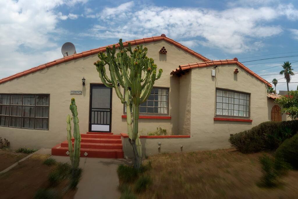 Una de las casas más emblemáticas de Ensenada por su arquitectura californiana tradicional, reformada para brindar la mayor comodidad. Ubicación privilegiada.
