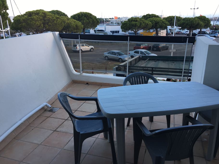 Jolie terrasse donnant sur le port de plaisance